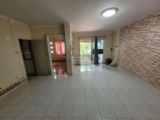 Casa adosada en venta de 3 habitaciones en Mueang Rayong, Rayong