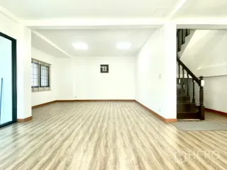 Аренда 3 спальни таунхаус в Пращет, Бангкок