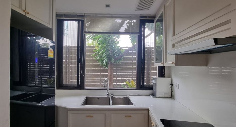 Condo en venta de 3 habitaciones en Yan Nawa, Bangkok