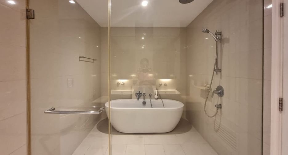 Condo en venta de 3 habitaciones en Yan Nawa, Bangkok