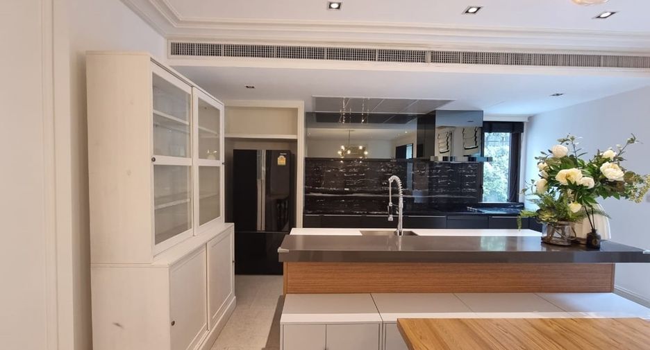 Condo en venta de 3 habitaciones en Yan Nawa, Bangkok