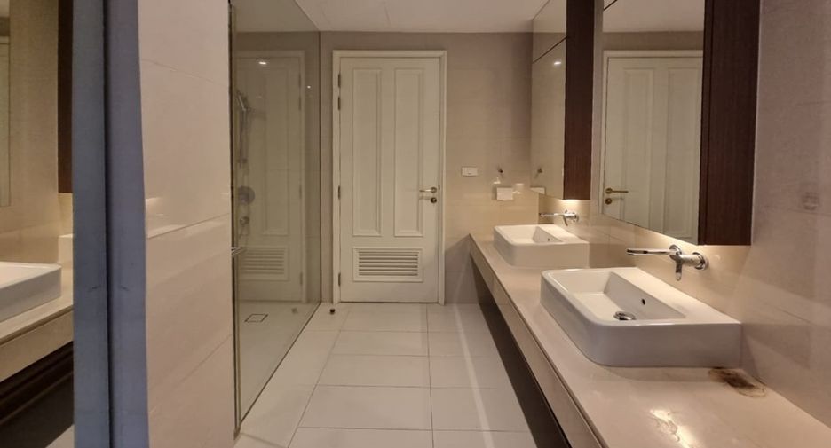 Condo en venta de 3 habitaciones en Yan Nawa, Bangkok