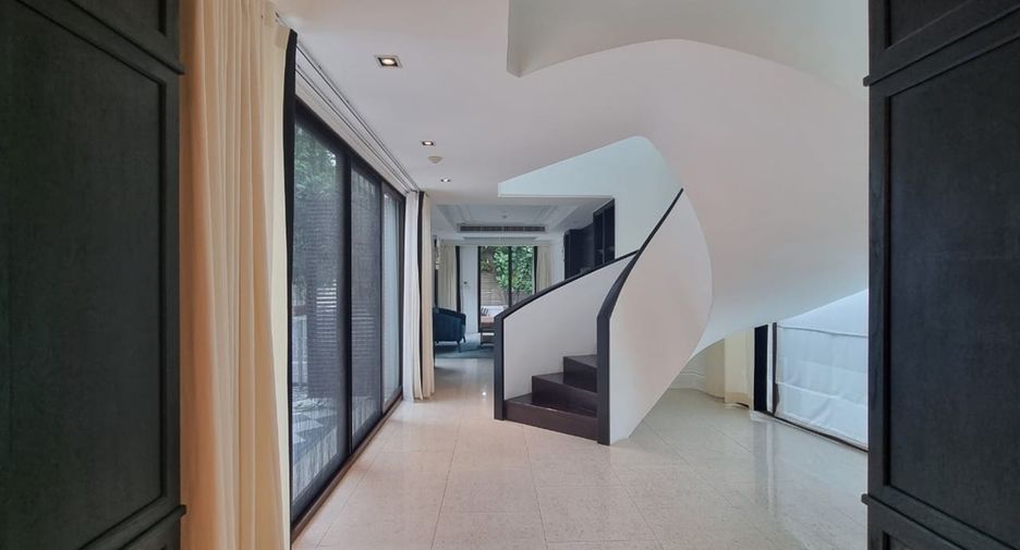 Condo en venta de 3 habitaciones en Yan Nawa, Bangkok