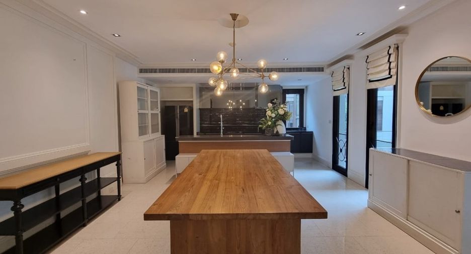 Condo en venta de 3 habitaciones en Yan Nawa, Bangkok