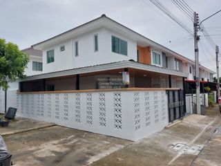 À vendre 3 chambres maison de ville à Mueang Pathum Thani, Pathum Thani