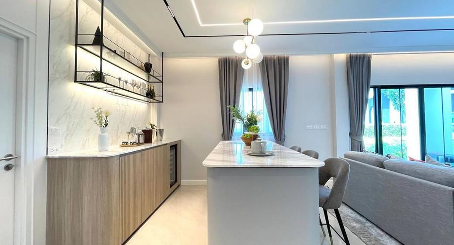 For sale 4 bedrooms house in Sattahip, Chonburi