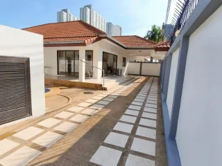 For rent 3 Beds villa in Bang Lamung, Chonburi