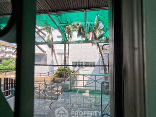 For sale 4 bed townhouse in Khlong Toei, Bangkok