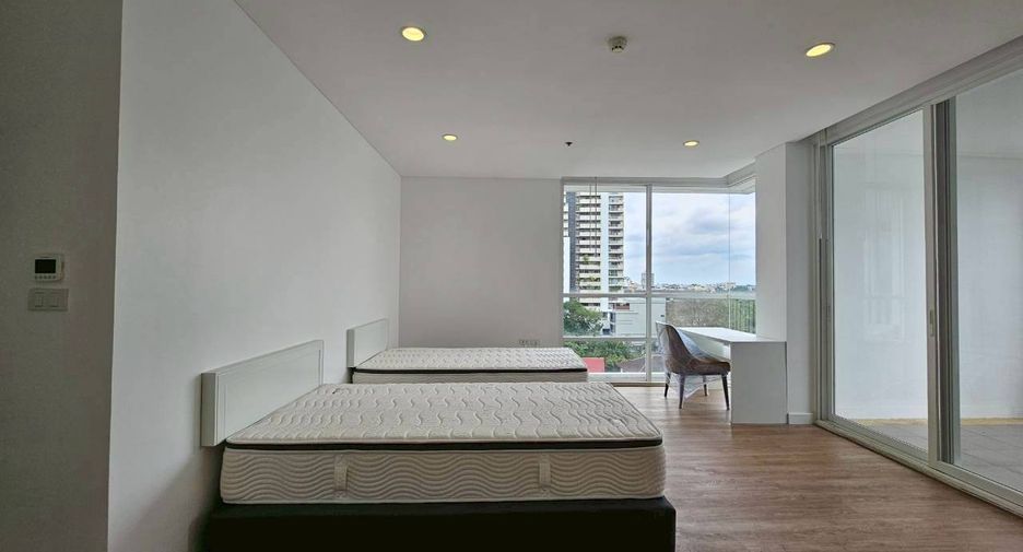 For rent 4 bedrooms condo in Watthana, Bangkok