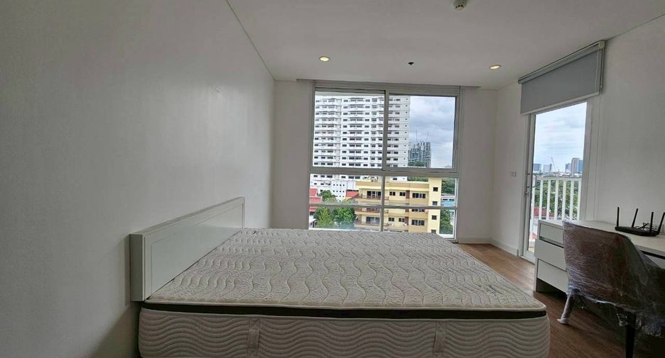 For rent 4 bedrooms condo in Watthana, Bangkok