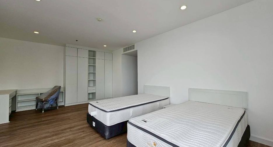 For rent 4 bedrooms condo in Watthana, Bangkok