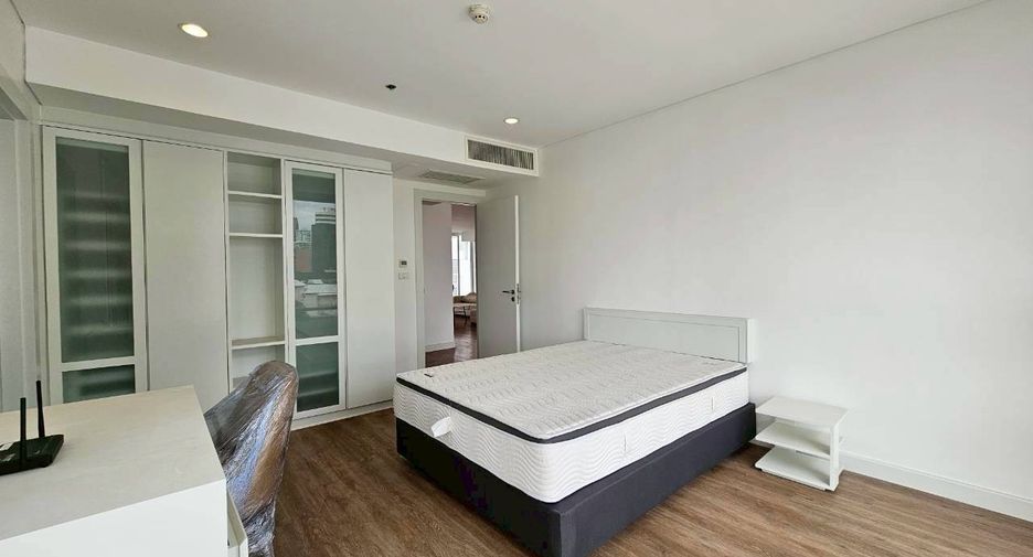 For rent 4 bedrooms condo in Watthana, Bangkok