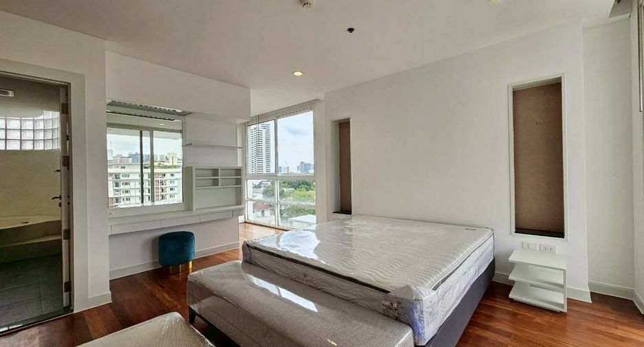 For rent 4 bedrooms condo in Watthana, Bangkok