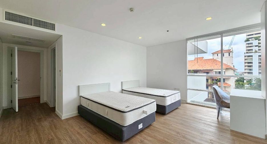 For rent 4 bedrooms condo in Watthana, Bangkok