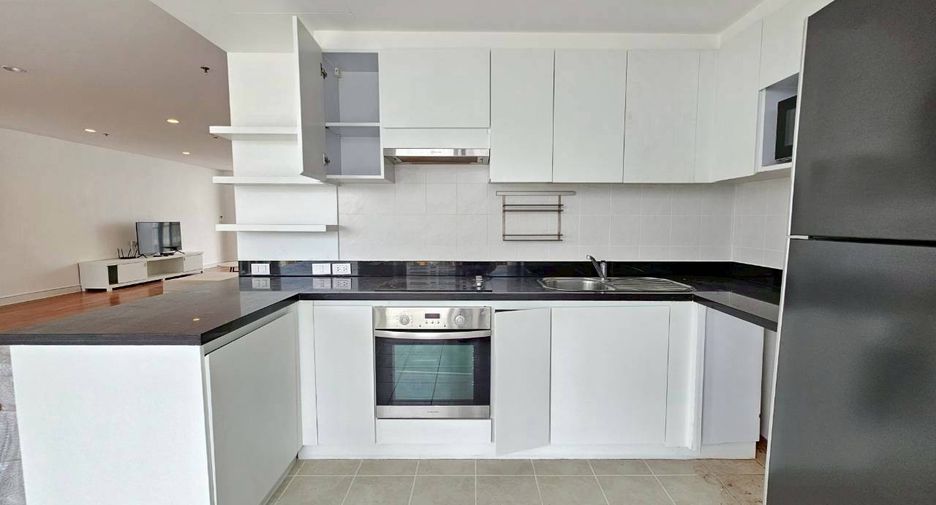 For rent 4 bedrooms condo in Watthana, Bangkok
