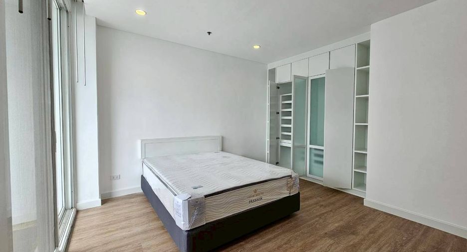 For rent 4 bedrooms condo in Watthana, Bangkok