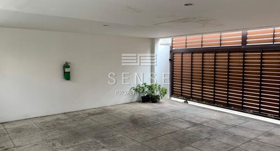 Haus zur Miete mit 5 Zimmer in Khlong Toei, Bangkok