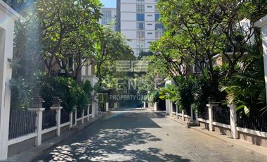 À louer 4 chambres maison à Khlong Toei, Bangkok