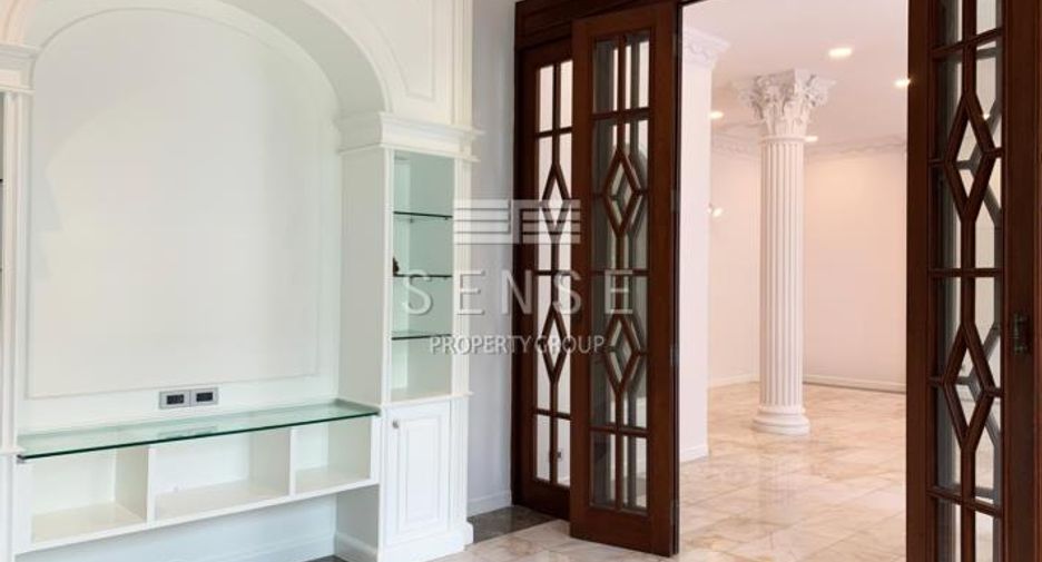 For rent 5 bedrooms house in Khlong Toei, Bangkok