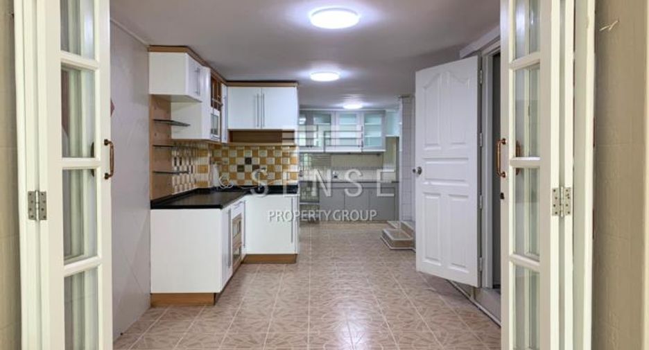 For rent 5 bedrooms house in Khlong Toei, Bangkok