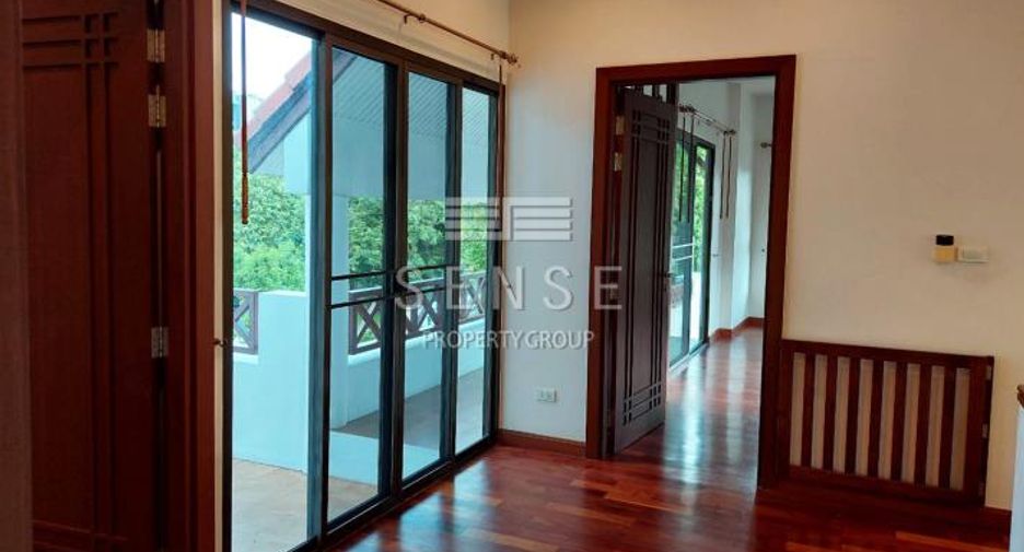 For rent 4 bedrooms house in Watthana, Bangkok