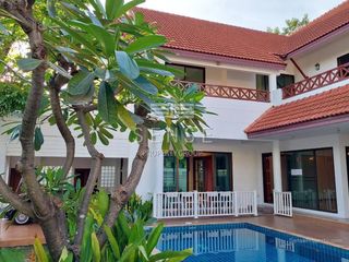 For rent 4 bedrooms house in Watthana, Bangkok