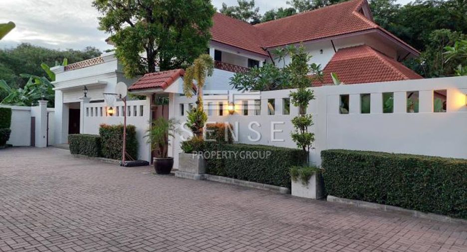 For rent 4 bedrooms house in Watthana, Bangkok