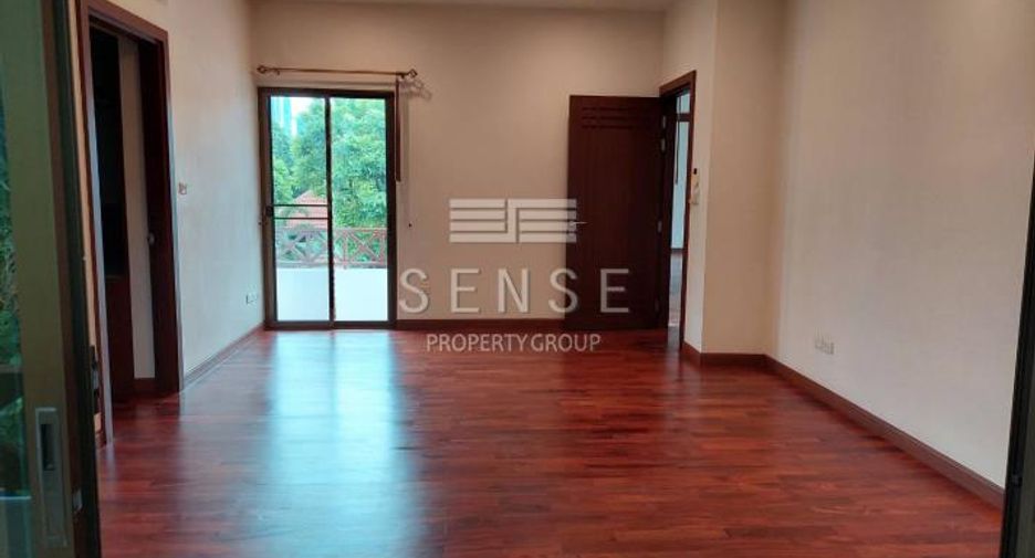 For rent 4 bedrooms house in Watthana, Bangkok
