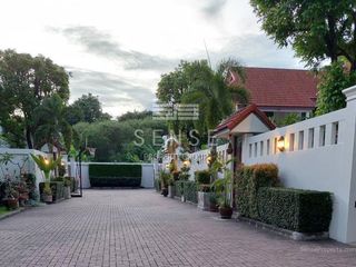 For rent 4 bedrooms house in Watthana, Bangkok