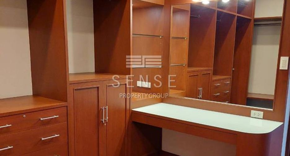 For rent 4 bedrooms house in Watthana, Bangkok