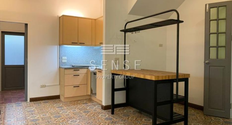For rent 5 bedrooms house in Khlong Toei, Bangkok