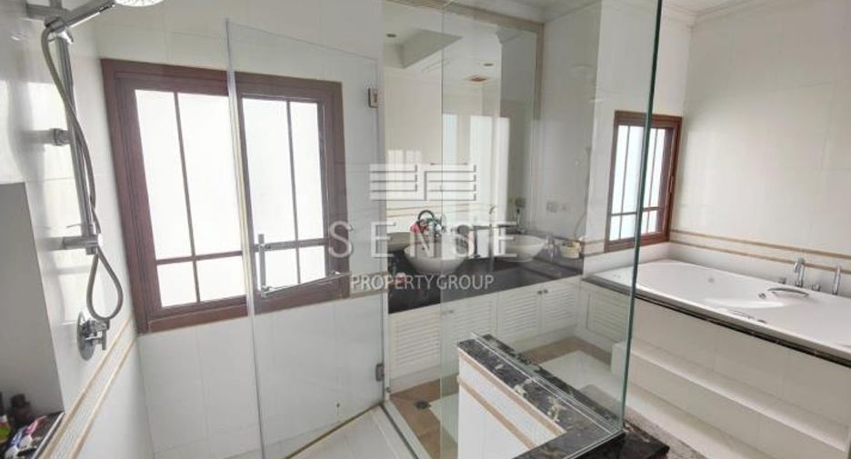 For rent 4 bedrooms house in Pathum Wan, Bangkok