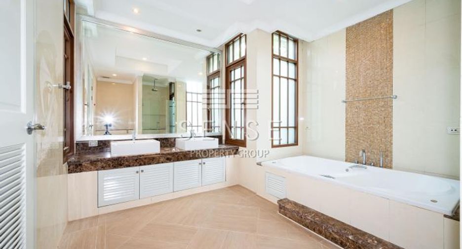 For rent 4 bedrooms house in Pathum Wan, Bangkok