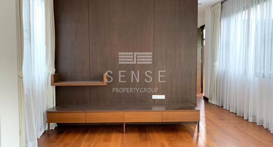 For rent 4 bedrooms house in Watthana, Bangkok