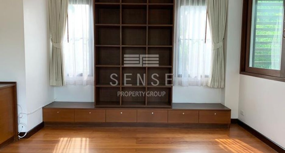 For rent 4 bedrooms house in Watthana, Bangkok
