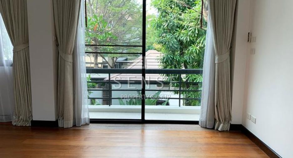 For rent 4 bedrooms house in Watthana, Bangkok