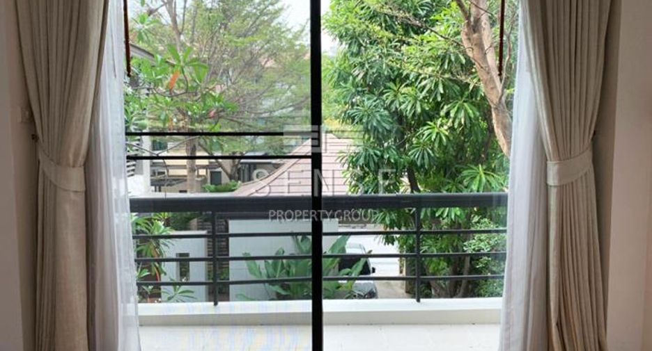 For rent 4 bedrooms house in Watthana, Bangkok