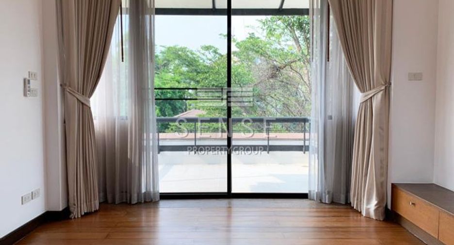 For rent 4 bedrooms house in Watthana, Bangkok