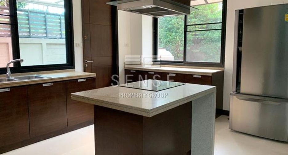 For rent 4 bedrooms house in Watthana, Bangkok