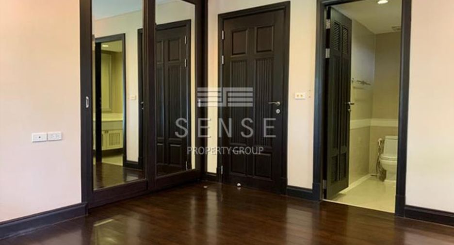 For rent 4 bedrooms house in Khlong Toei, Bangkok