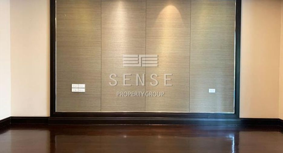 For rent 4 bedrooms house in Khlong Toei, Bangkok