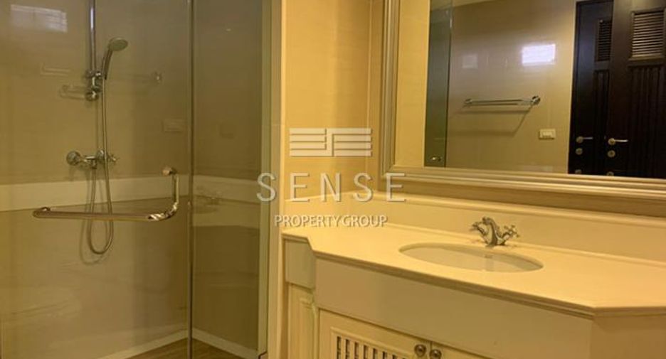 For rent 4 bedrooms house in Khlong Toei, Bangkok
