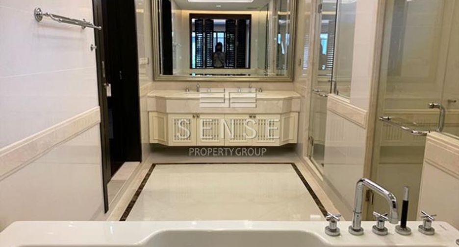 For rent 4 bedrooms house in Khlong Toei, Bangkok