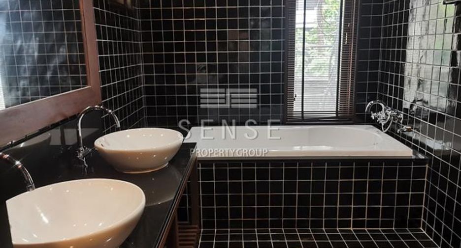 For rent 3 bedrooms house in Khlong Toei, Bangkok