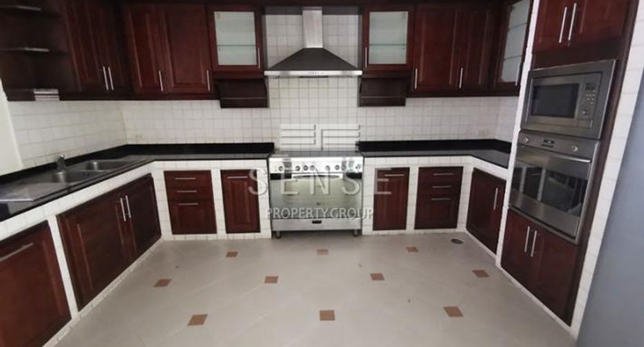 For rent 3 bedrooms house in Khlong Toei, Bangkok