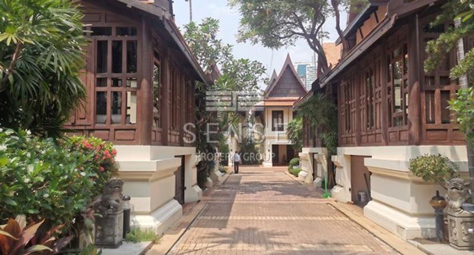 For rent 3 bedrooms house in Khlong Toei, Bangkok