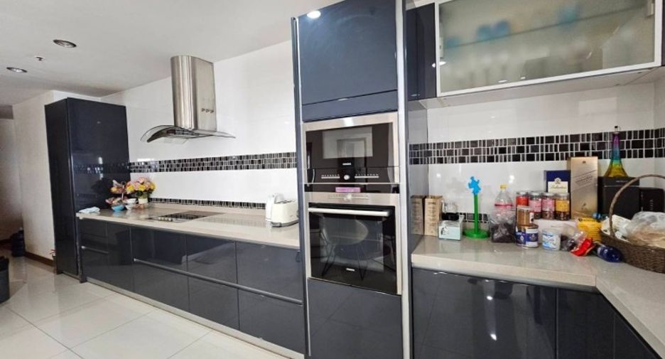 Condo en venta de 3 habitaciones en Pratumnak, Pattaya