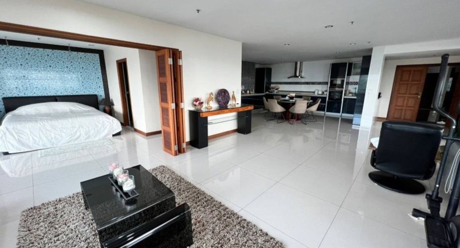 Condo en venta de 3 habitaciones en Pratumnak, Pattaya