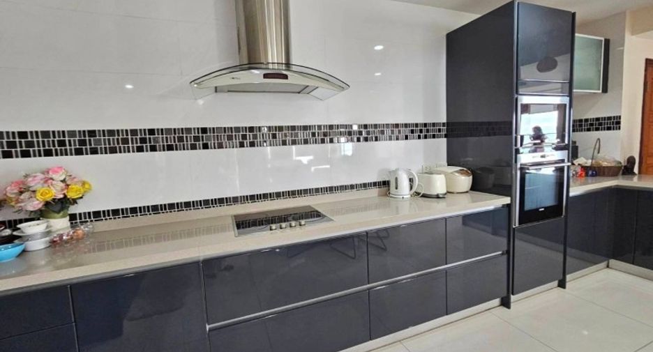 Condo en venta de 3 habitaciones en Pratumnak, Pattaya