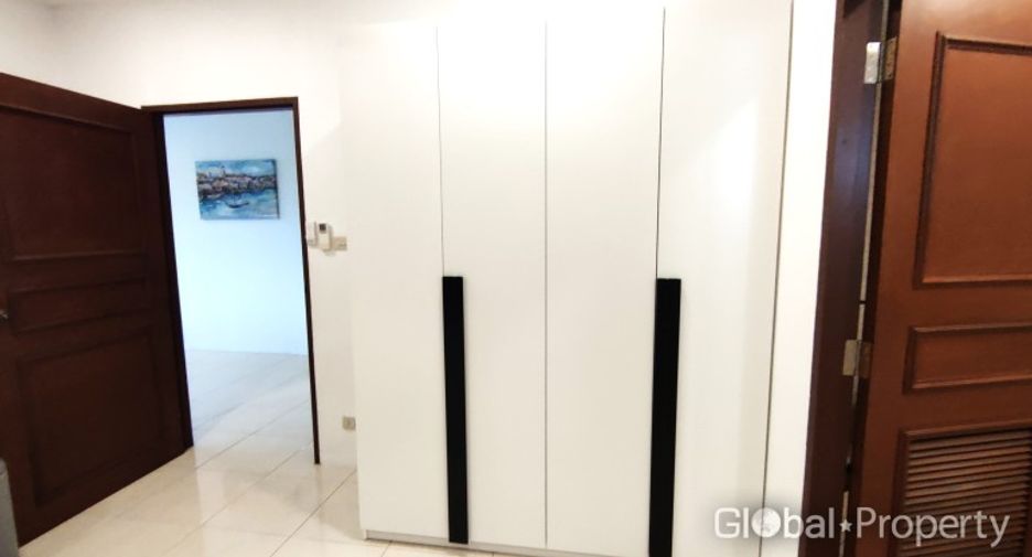 For sale 3 bedrooms condo in Pratumnak, Pattaya